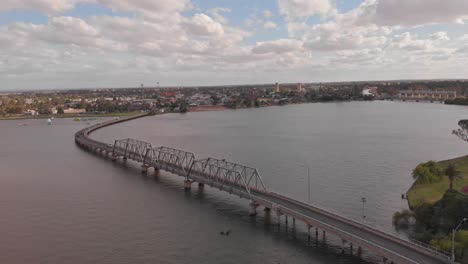 vista aérea descendente del puente de la carretera yarrawonga mulwala desde el lado suroeste