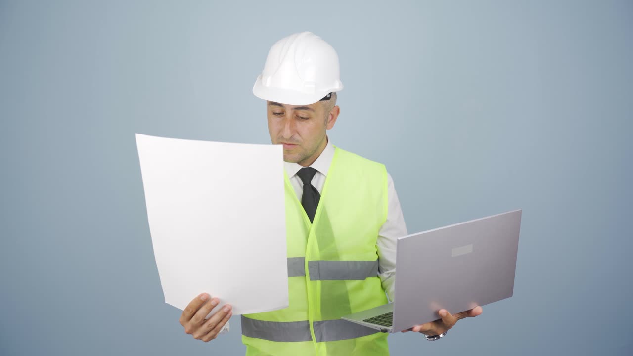 ingeniero trabajando en un proyecto en una computadora portátil.