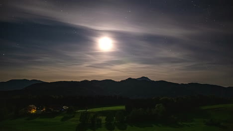 luna brillante y estrellas sobre los alpes austriacos - lapso de tiempo