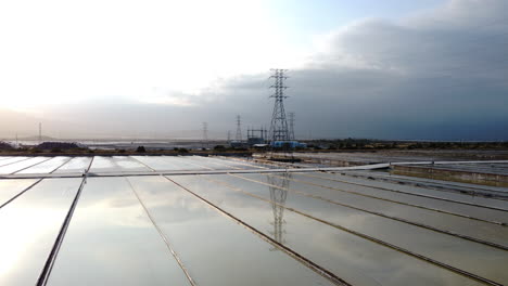 Aéreo,-Campo-De-Sal-Industrial-Que-Refleja-El-Cielo-Desde-La-Superficie