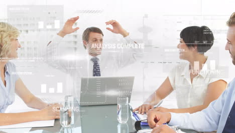animación del procesamiento de datos financieros sobre diversas personas de negocios que se reúnen en la oficina