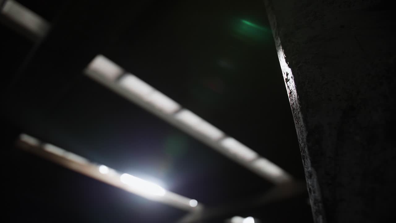 esqueleto de edificio vacío abandonado, pilares de hormigón y piscinas de agua