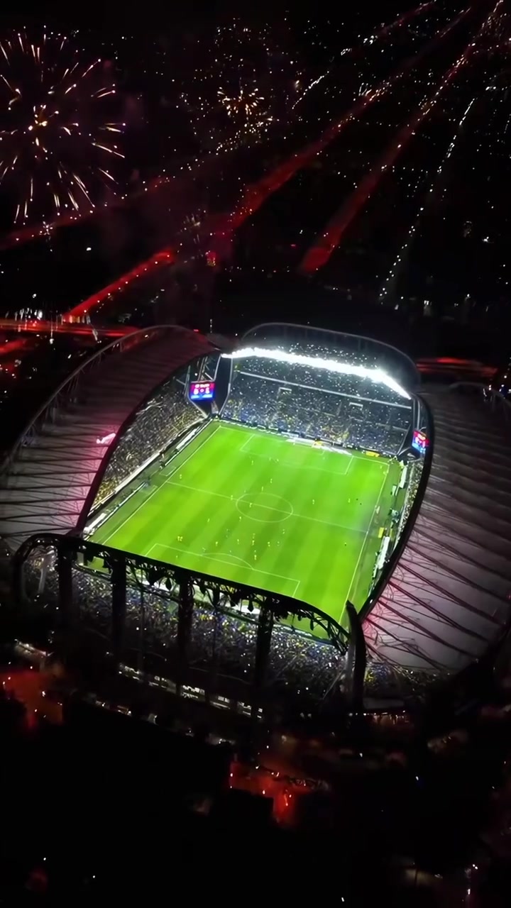 Emozionante partita di calcio in uno stadio con fuochi d'artificio celebrativi