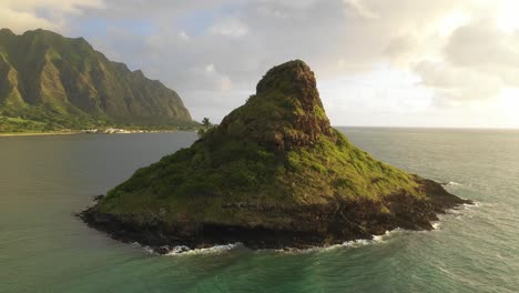 drone orbita alrededor de una pequeña isla en la costa de oahu, hawai'i al amanecer
