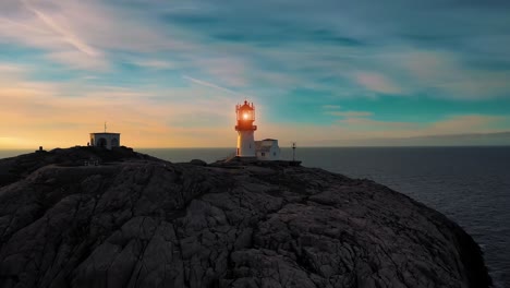 faro costero. el faro de lindesnes es un faro costero en el extremo sur de noruega.