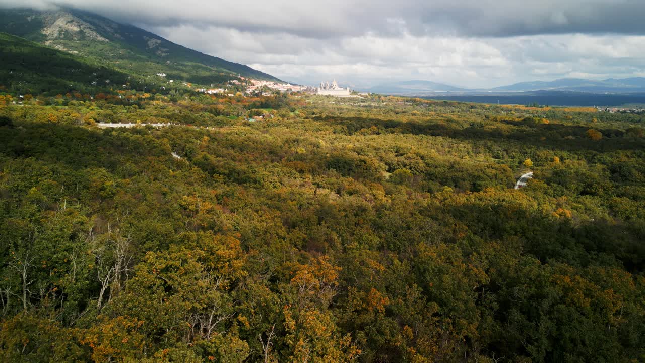Vista aerea del Monastero dell'Escorial e paesaggio forestale autunnale