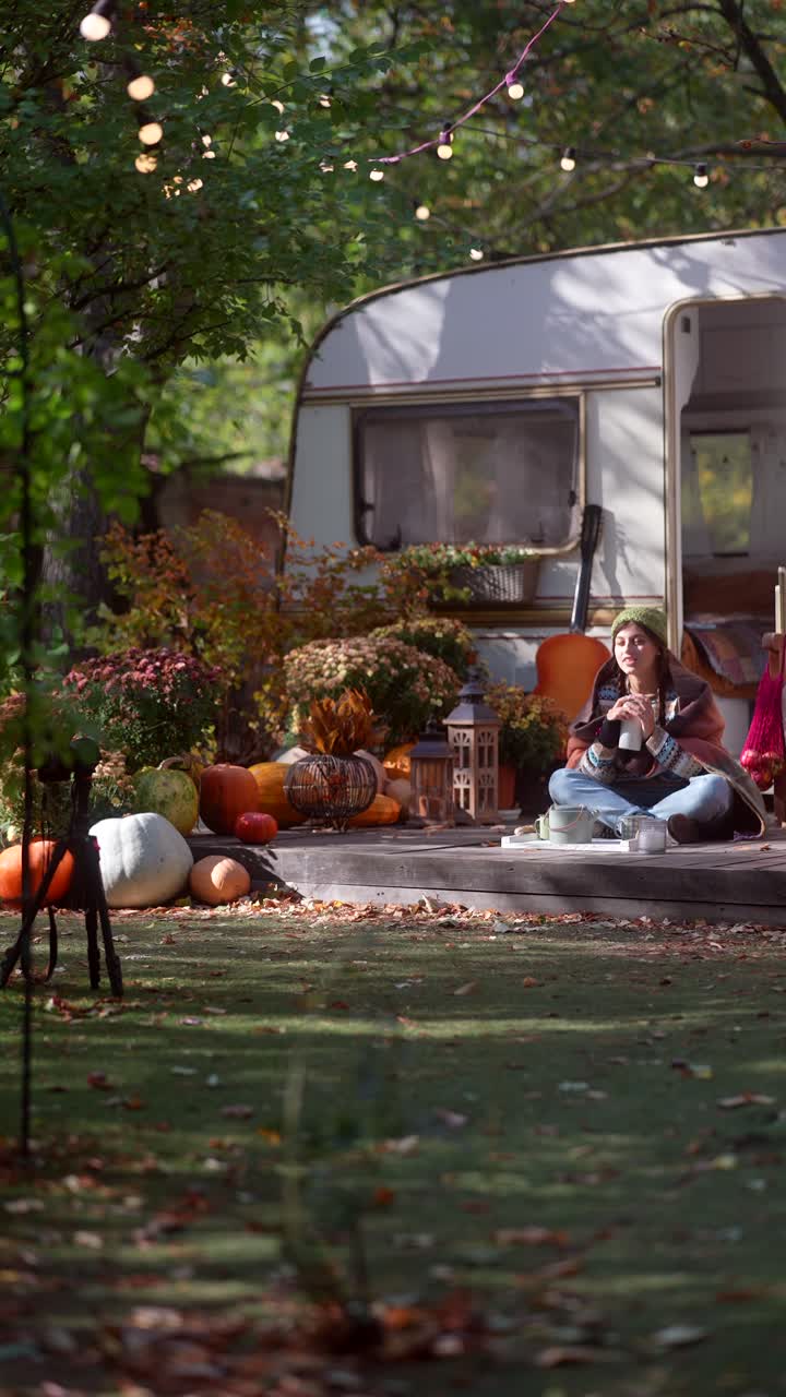 캠핑카에서 가을 휴식