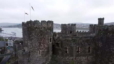 histórico castillo de conwy vista aérea de la ciudad histórica ruina muro de piedra almenas atracción turística aumento de la órbita izquierda