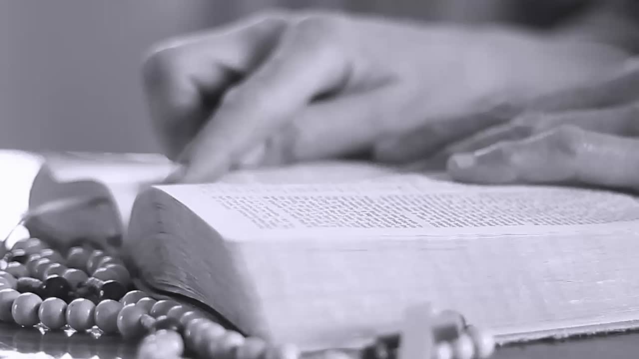 Prière à Dieu avec la bible avec des vidéos de stock de personnes
