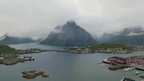 Pueblo-Pesquero-De-Reine-En-Las-Islas-Moskenesøya,-Archipiélago-De-Lofoten-En-Noruega.