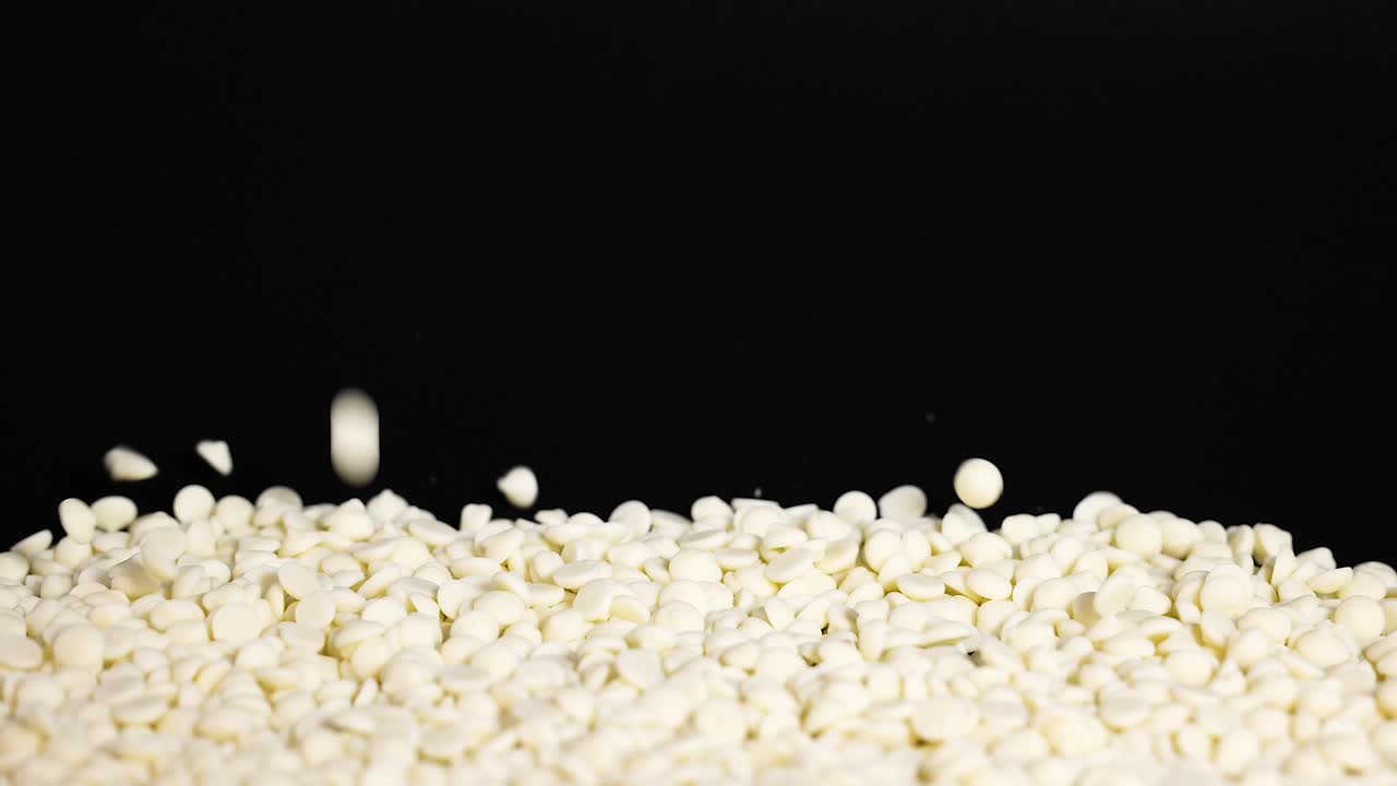 초콜릿 조각이 어져 나옵니다.