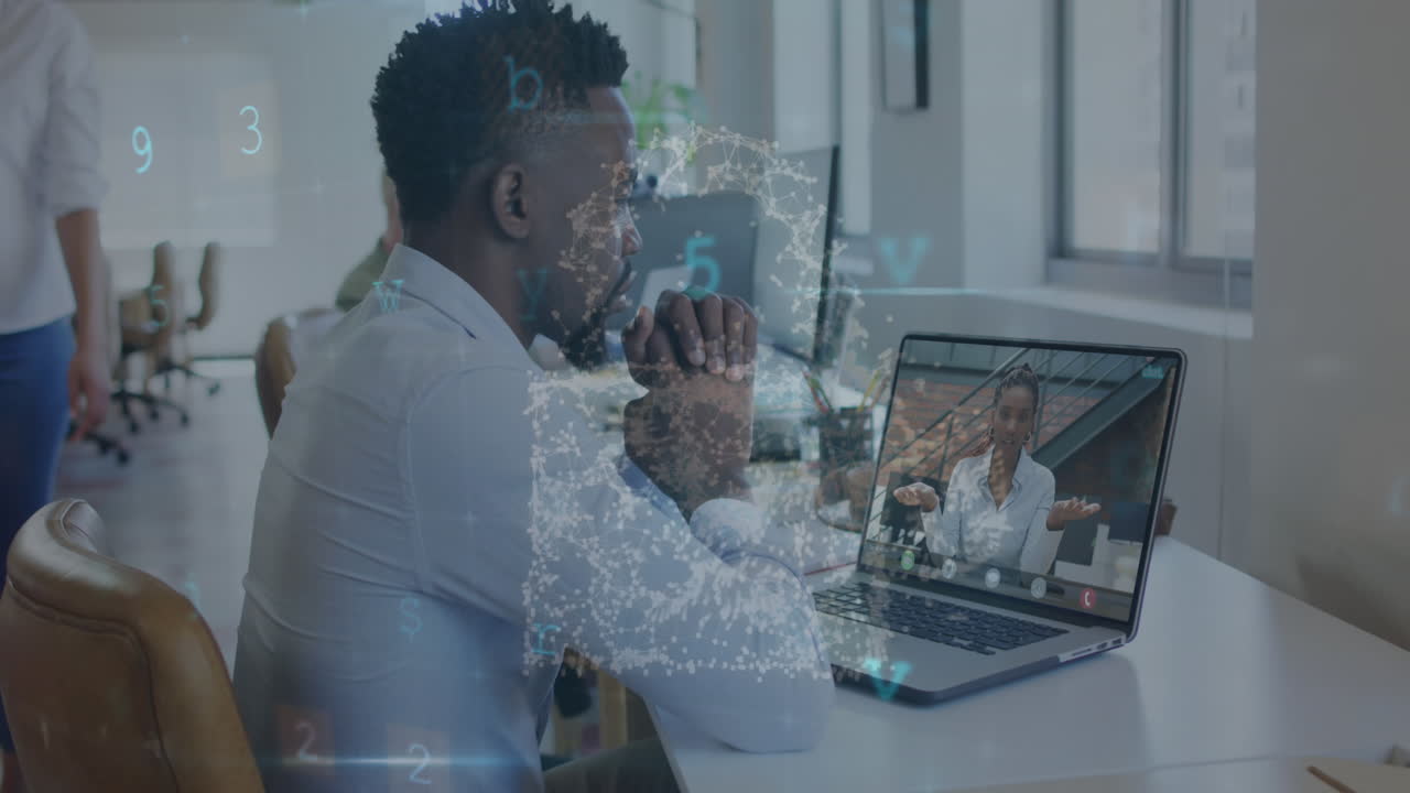 animación de bloqueo de seguridad en línea y procesamiento de datos sobre empresario biracial en la oficina