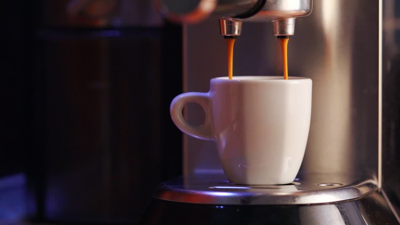 primer plano de la preparación de espresso italiano fresco en una máquina de espresso semiautomática con filtro porta