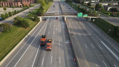 toma estática de la autopista 175 en detroit, vehículos de construcción bloqueando carriles para trabajar de forma segura en la carretera.