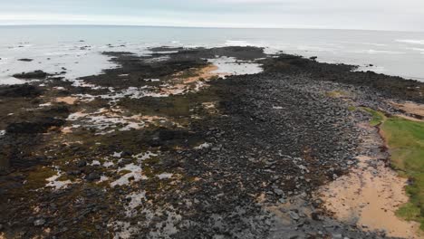 imágenes aéreas sobre la playa de ytri tunga ubicada en islandia