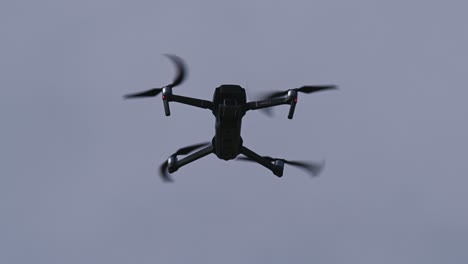 el dron flota en vuelo en un día soleado, el dron flotando, la cámara del dron, los cuadricópteros