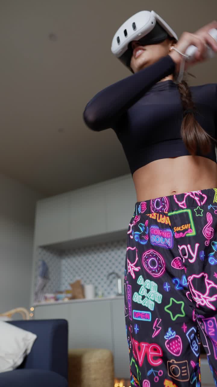 mujer jugando al juego de baile vr