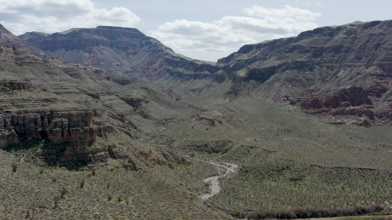 montañas de arizona con el río del valle en el paisaje desértico - antena