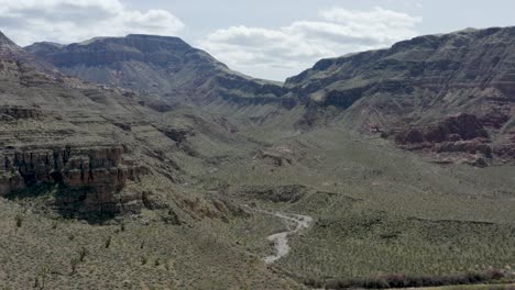 Montañas-De-Arizona-Con-El-Río-Del-Valle-En-El-Paisaje-Desértico---Antena