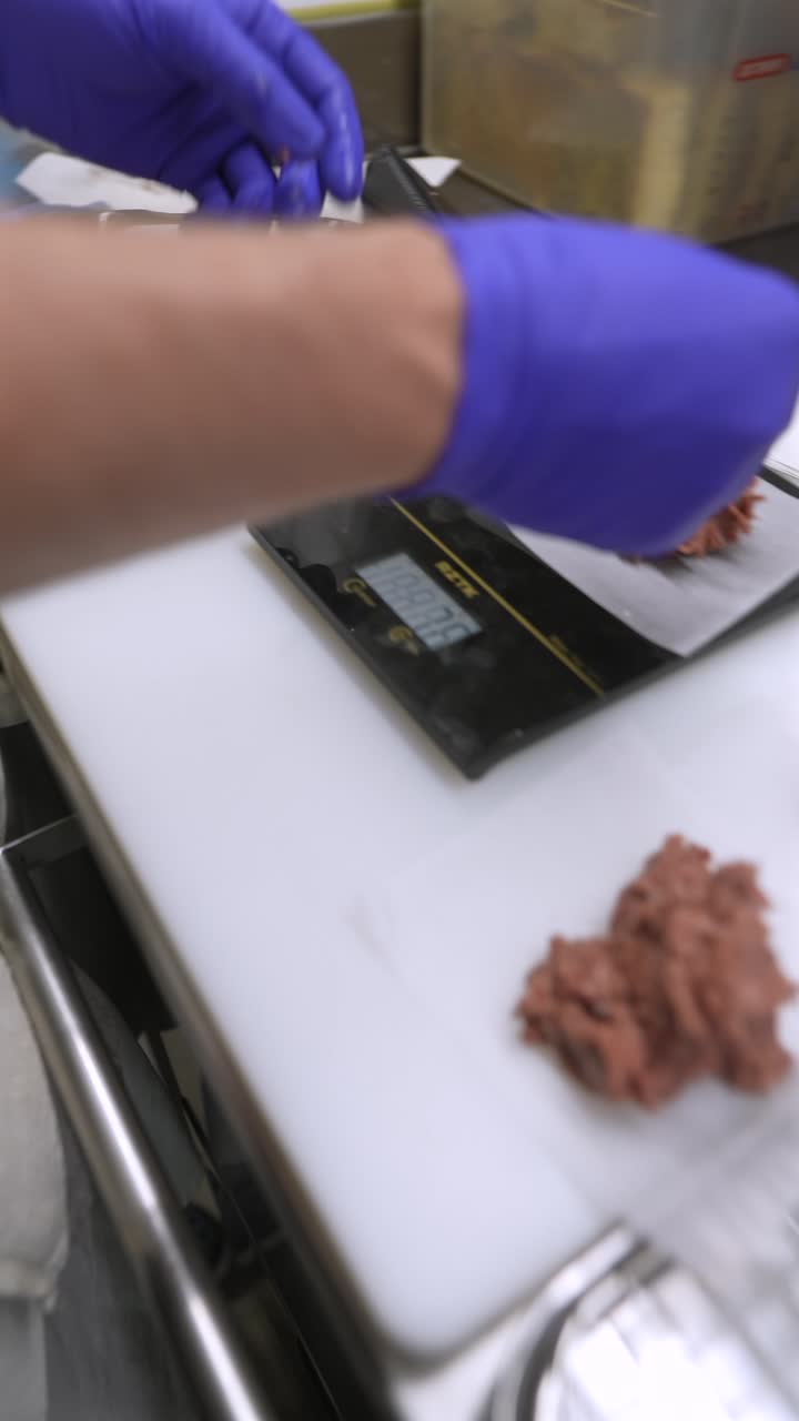 proceso de preparación y formación de la carne en una cocina