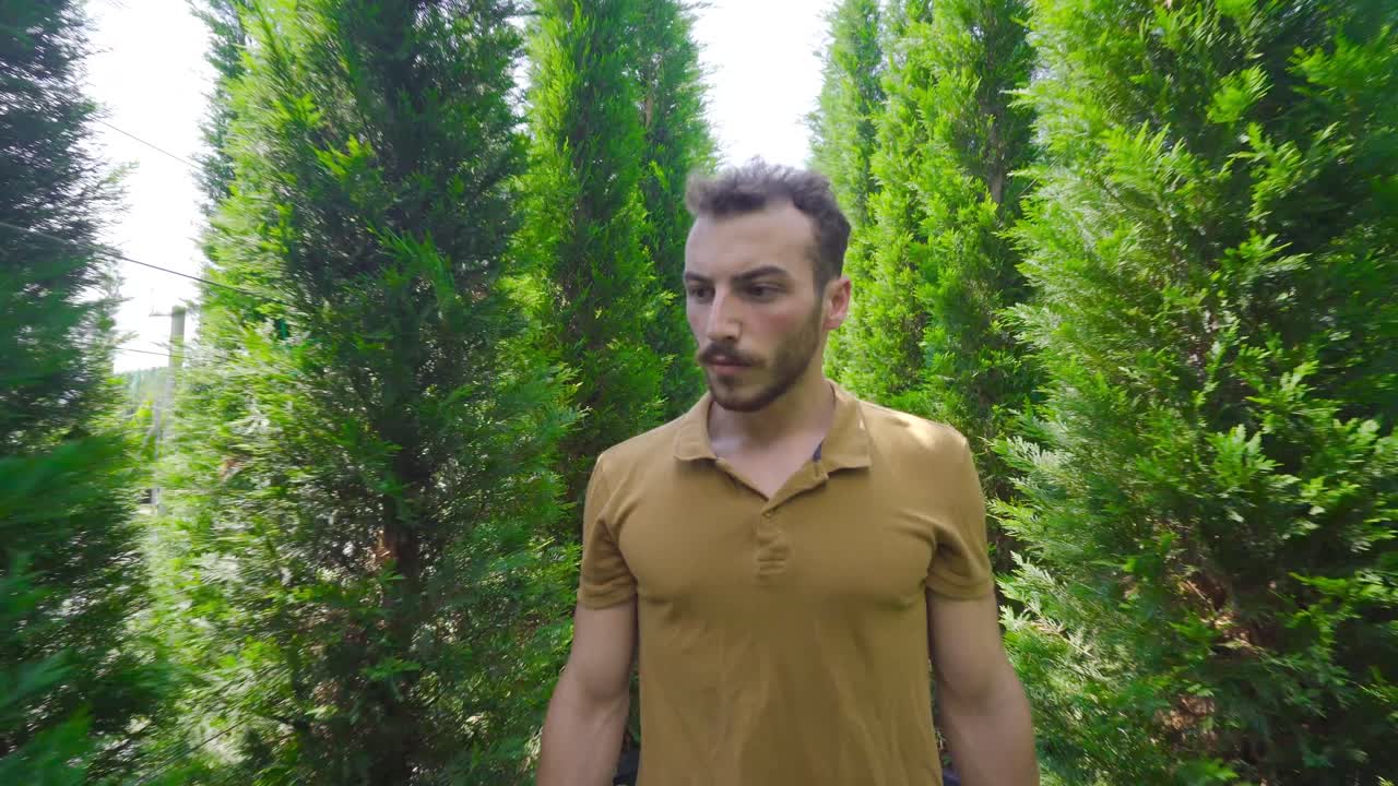 정원사는 온실에서  ⁇ 고 있습니다.