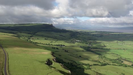 Montaña-Binevenagh-Cerca-De-La-Playa-Cuesta-Abajo-En-La-Ruta-Costera-De-La-Calzada-En-Irlanda-Del-Norte