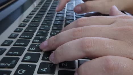 las manos escribiendo en un teclado de portátil