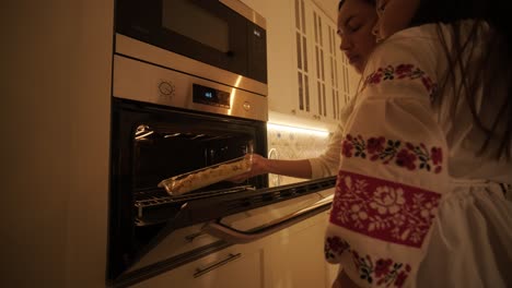 madre e hija preparándose para la celebración de navidad