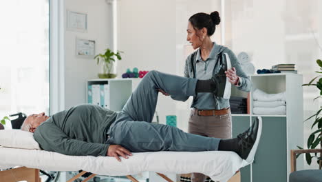 el fisioterapeuta ayuda al paciente mayor con ejercicios para las piernas