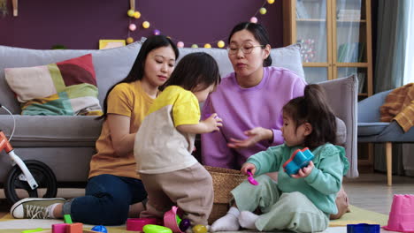 Mothers-and-babies-in-living-room