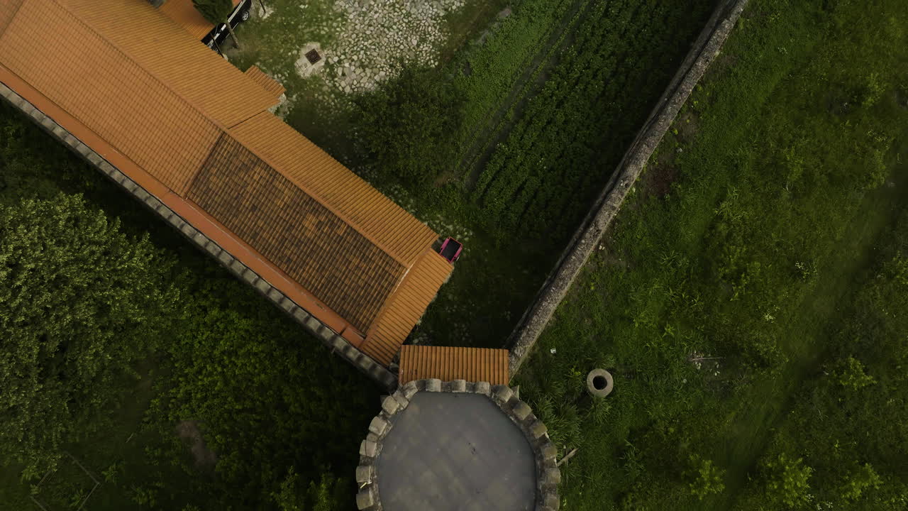 시골 교회와 거기에 영구적으로 거주하는 승려를 위한 주거 건물