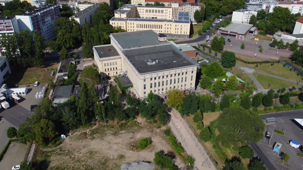 가벼운 사암과 어두운 지붕의 건축