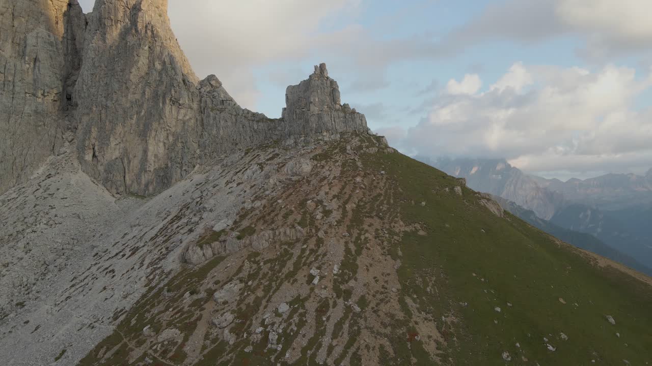 Vista aerea: Dolomiti in Val Gardena, Italia