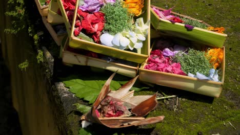 slow motion panning shot de caning sari la cesta de ofrendas para los dioses como un signo de gratitud y arte tradicional para las ceremonias en bali en indonesia en un templo hindú