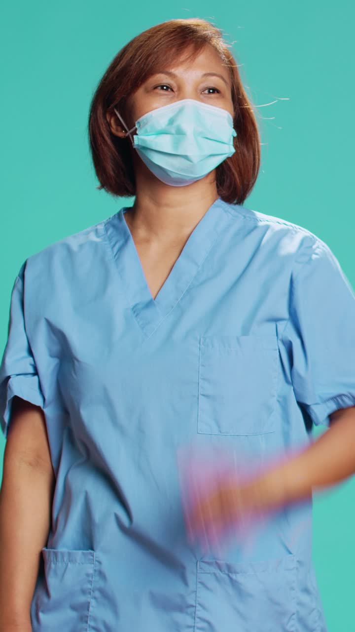Operatore sanitario che indossa la mascherina