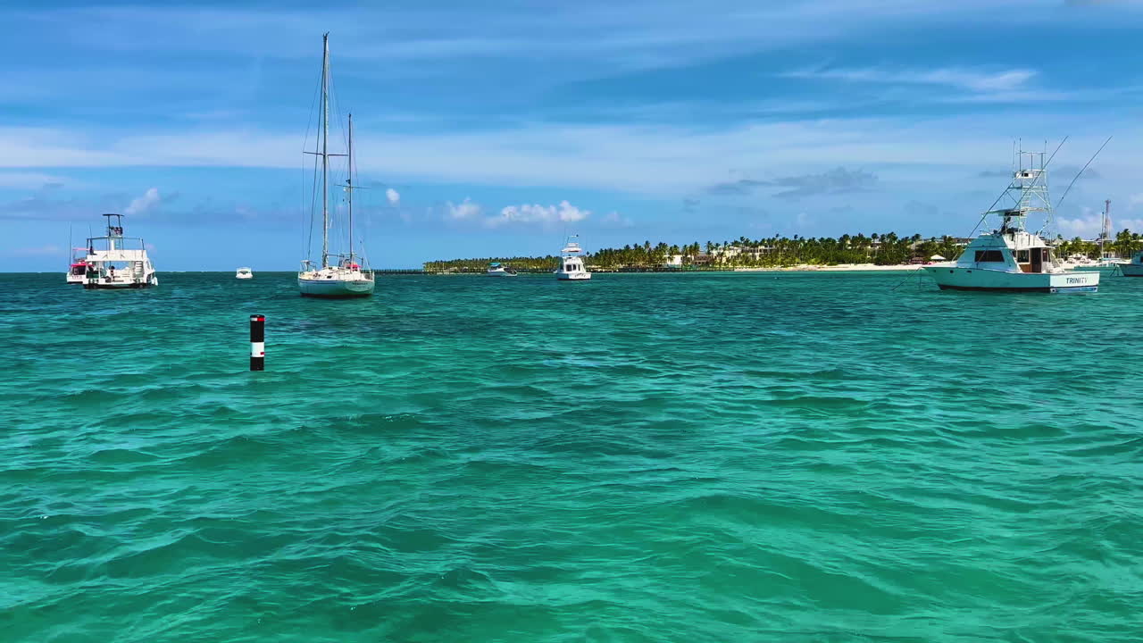 veleros y barcos de pesca en las aguas cristalinas del caribe cerca de punta cana, dominicana