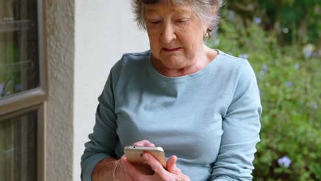 mujer mayor usando teléfono móvil 4k
