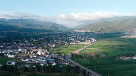 pueblo y campos en shaxi, yunnan, china.