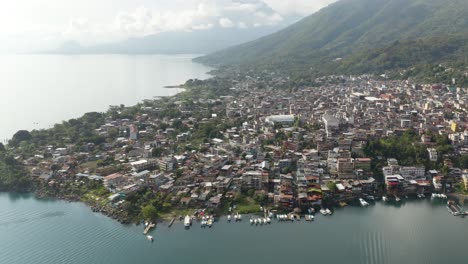 drone empujado por encima de la hermosa comunidad costera por el lago aitlan guatemala