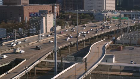 Autos-Auf-Der-Autobahn-In-Der-Nähe-Der-Innenstadt-Von-Houston