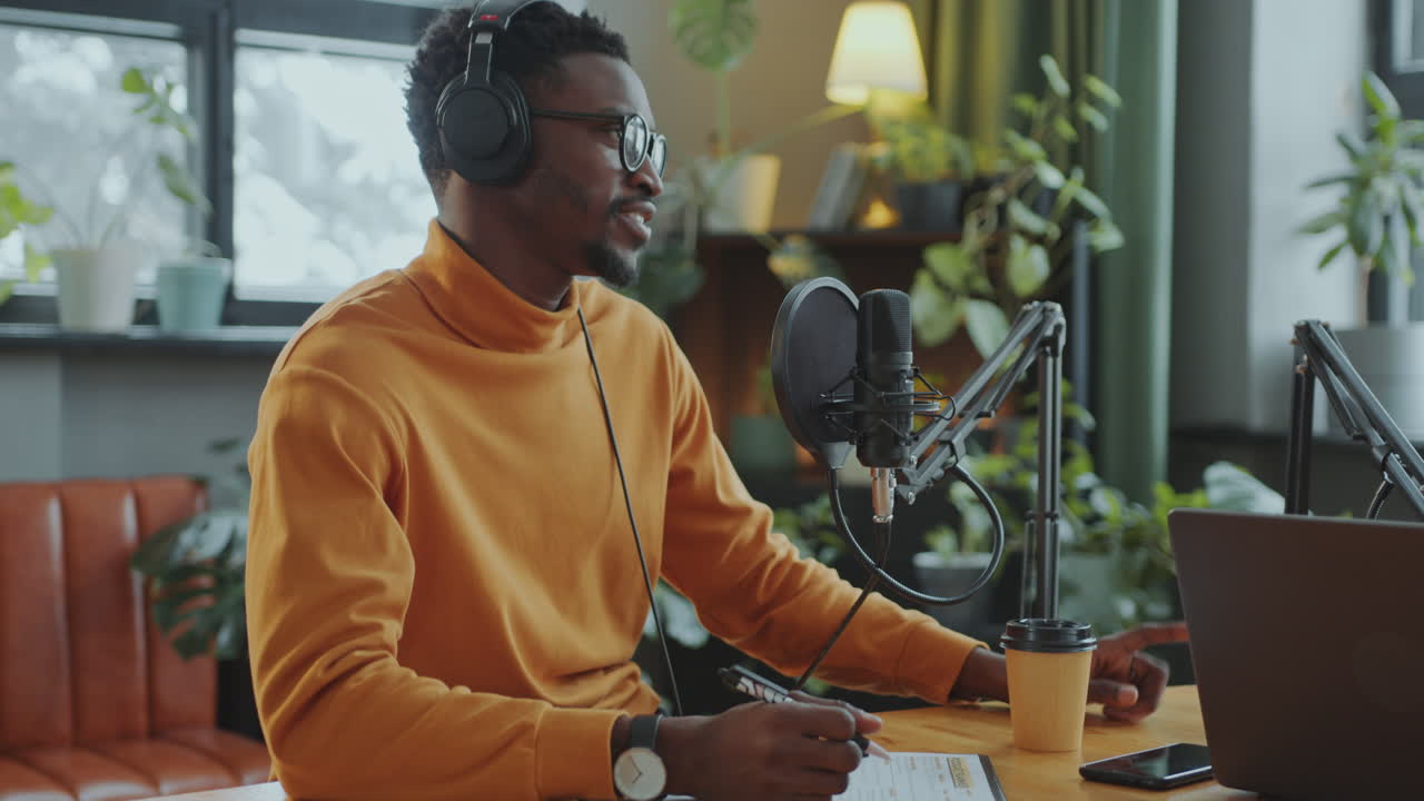 blogger entrevistando a una joven durante la grabación de una entrevista de podcast