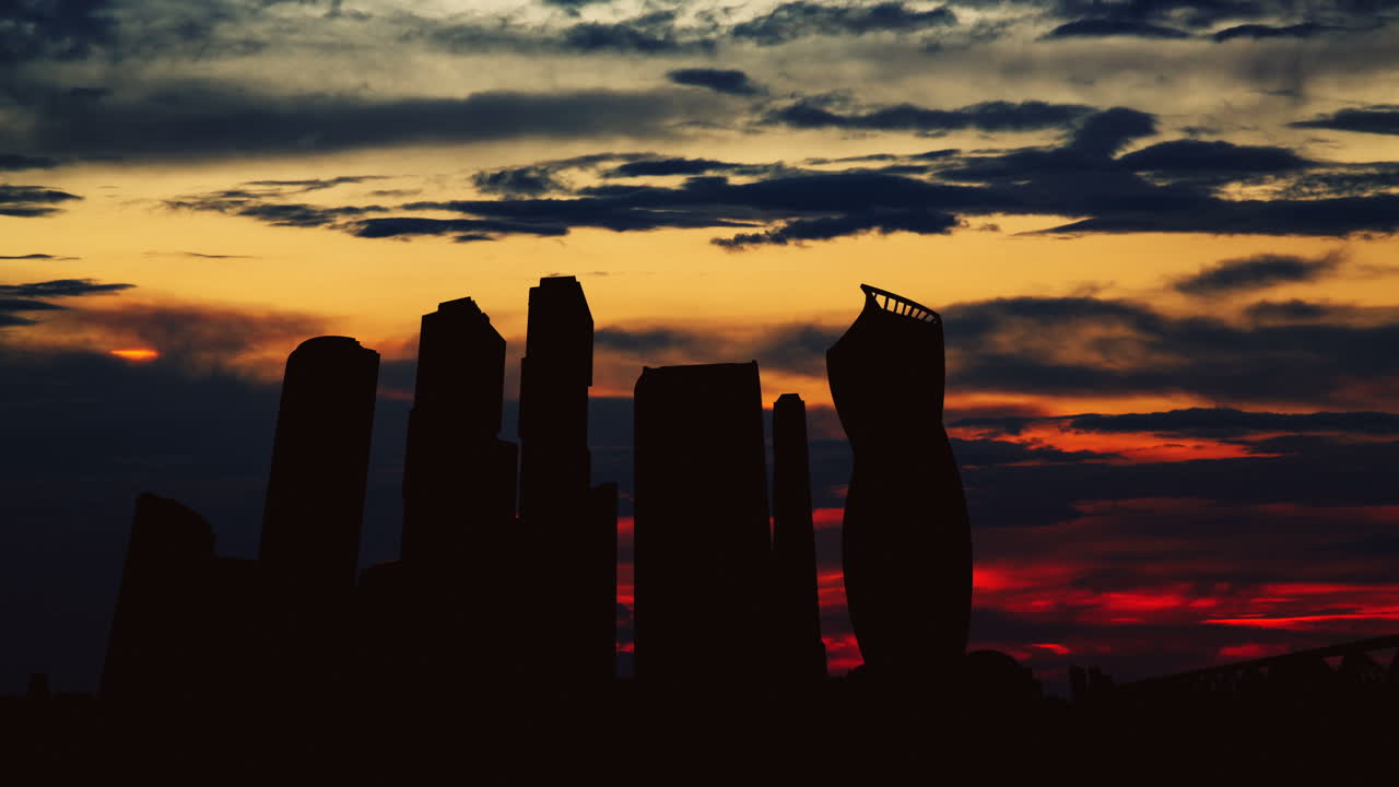 Silueta de la ciudad al atardecer