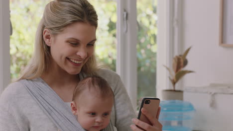 glückliche mutter und baby beim videochat mit dem smartphone mutter mit kleinkind genießt es, den lebensstil der mutter in den sozialen medien zu teilen