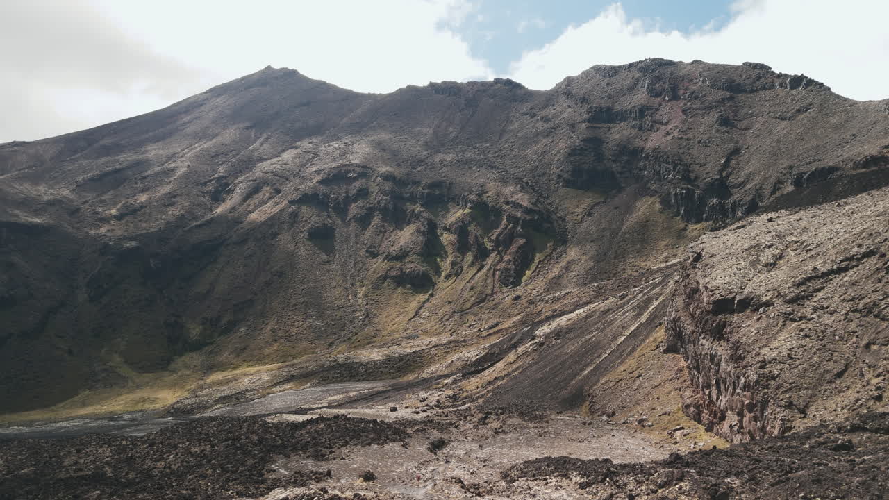 paisaje montañoso volcánico