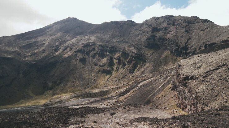 paisaje montañoso volcánico