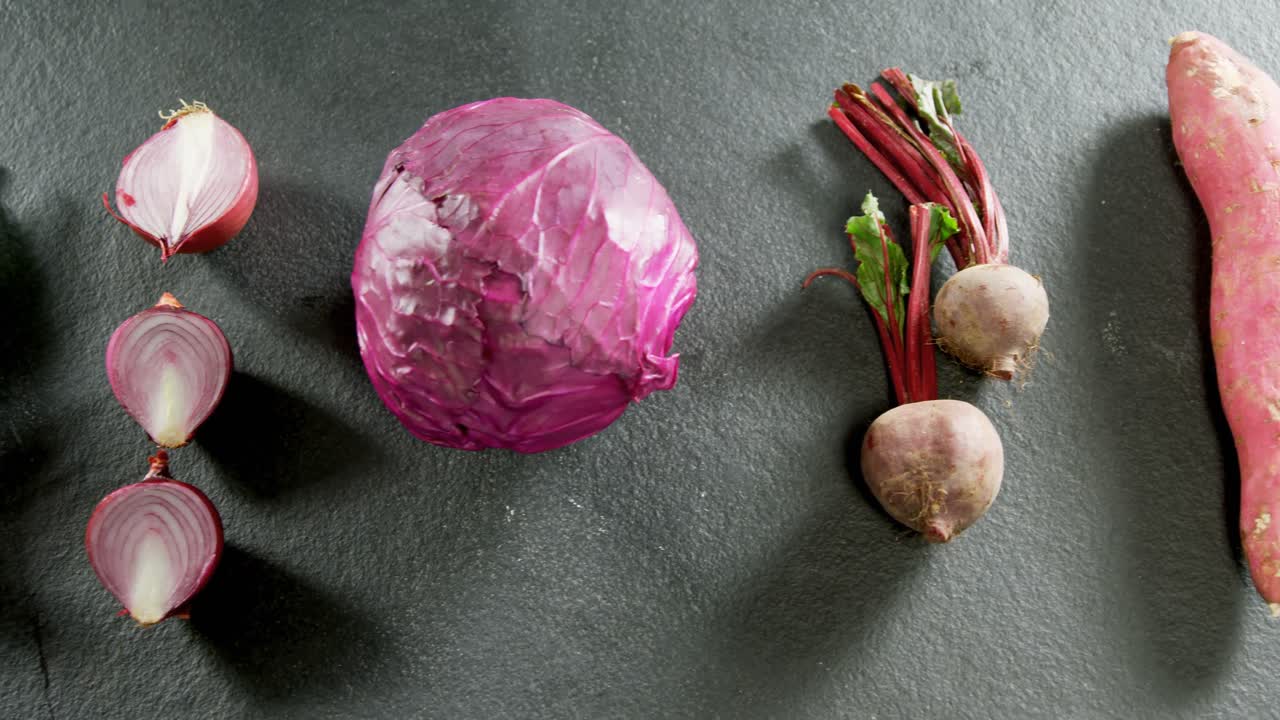 varias verduras frescas sobre un fondo gris 4k 4k