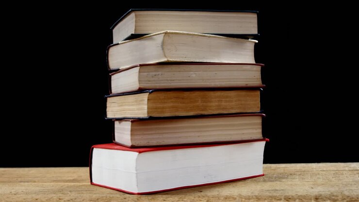 Pila di vari libri su un tavolo