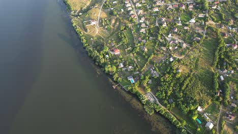 Drohnenreise:-Ruhiges-Molovata-Dorf-Am-Fluss-Nistru-Mit-Atemberaubender-Aussicht-Auf-Die-Landschaft