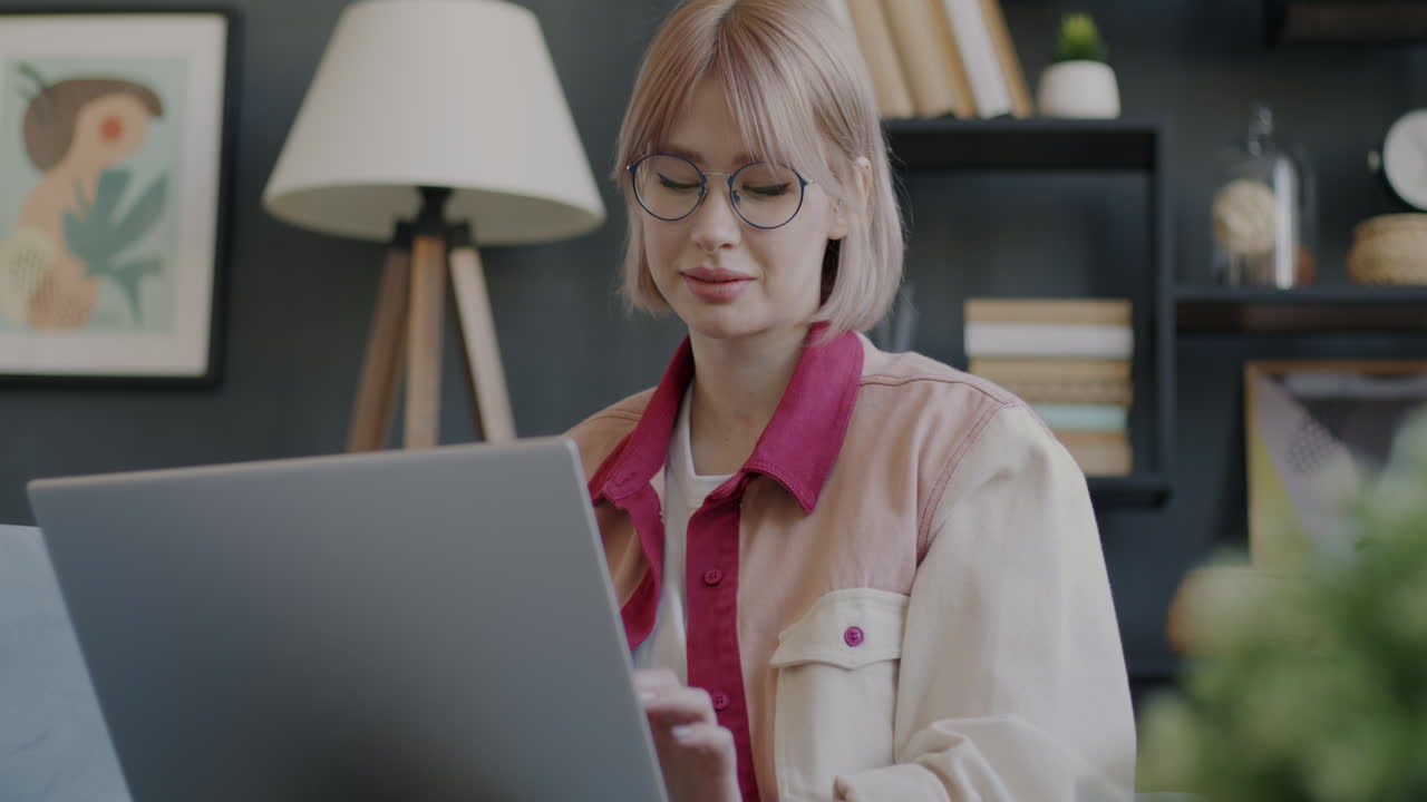 Kvinde arbejder på bærbar computer derhjemme