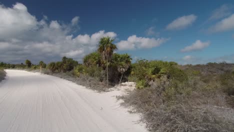 montando un todoterreno todoterreno en cayo largo, cuba